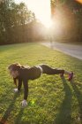 Young woman doing push-ups — Stock Photo
