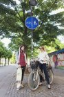 Amici con bicicletta e skateboard — Foto stock