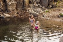 Играющие девочки наслаждаются озером — стоковое фото