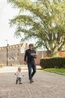 Padre che cammina con la bambina — Foto stock
