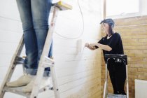 Donna pittura parete di legno — Foto stock