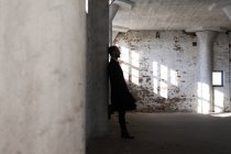 Homme d'affaires seul dans un immeuble abandonné — Photo de stock