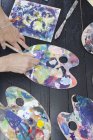 Жінка за допомогою палітри кольорів — стокове фото