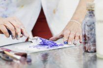 Artista feminina misturando tinta — Fotografia de Stock
