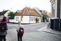 Frauen laufen auf der Straße — Stockfoto