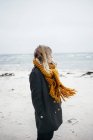 Frau trägt Schal am Strand — Stockfoto