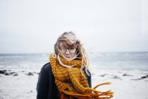 Donna che indossa sciarpa in spiaggia — Foto stock