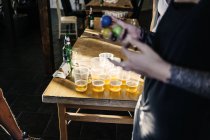Tazas de cerveza pong en la mesa - foto de stock