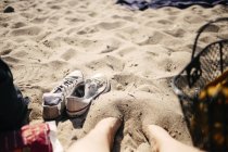 Pernas na areia na praia — Fotografia de Stock