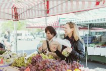 Donne che comprano uva — Foto stock