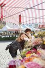 Donne mature che comprano mazzo di fiori — Foto stock