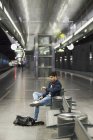 Uomo alla stazione ferroviaria — Foto stock