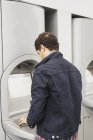 Mann benutzt Fahrkartenautomaten — Stockfoto