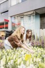 Freundinnen kaufen Blumen ein — Stockfoto