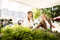 Frauen kaufen Pflanzen — Stockfoto