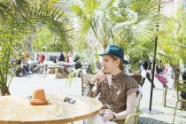 Чоловік в капелюсі розслабляється в кафе — стокове фото