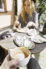 Uomo e donna al caffè marciapiede — Foto stock