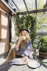 Woman drinking coffee — Stock Photo