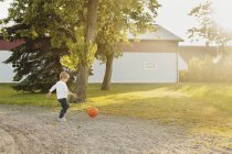 Хлопчик грає з баскетболом — стокове фото