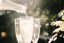 Разливают шампанское — стоковое фото