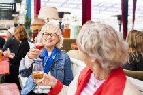 Donne anziane con occhiali da vino — Foto stock