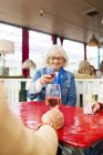 Mujeres mayores bebiendo vino - foto de stock