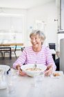 Donna anziana seduta nel ristorante — Foto stock