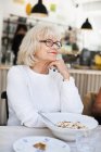 Donna anziana al ristorante — Foto stock