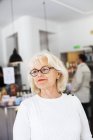 Mujer mayor sonriendo en el restaurante - foto de stock
