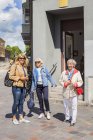 Mujeres mayores de pie en la calle - foto de stock