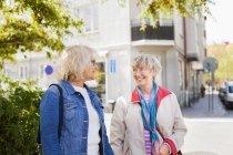 Старшие женщины разговаривают на улице — стоковое фото