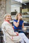 Senior women drinking coffee — Stock Photo
