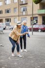 Donne anziane che giocano a bocce — Foto stock