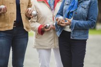 Mujeres mayores sosteniendo bolas - foto de stock