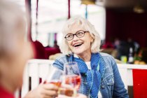 Mujeres mayores sonriendo y brindando - foto de stock