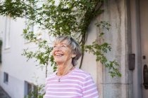 Donna anziana sorridente — Foto stock