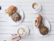 Сніданок на столі в кафе — стокове фото