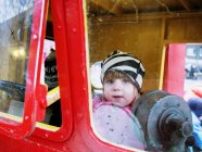 Маленькая девочка в автобусе — стоковое фото