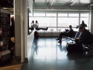 Empresarios esperando en el aeropuerto - foto de stock