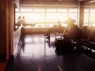 Geschäftsleute warten am Flughafen — Stockfoto