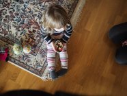 Дівчина з мискою печива і фруктів — стокове фото