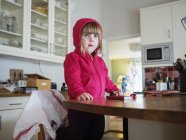 Menina curiosa na cozinha — Fotografia de Stock