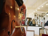 Людина холдингу скрипка — стокове фото