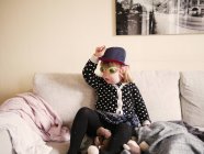 Девушка веселится на диване — стоковое фото