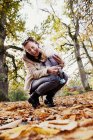 Bichon Frise leccare giovane donna — Foto stock