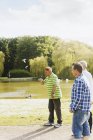 Männerfreunde spielen Boule im Park — Stockfoto