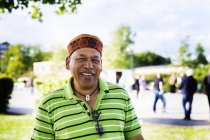 Щасливий старший чоловік стоїть в парку — стокове фото