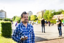 Hombre sosteniendo bolas de petanca en el parque - foto de stock