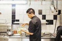 Male chef working in kitchen at restaurant — Stock Photo
