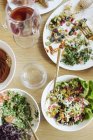 Essen auf dem Tisch im Restaurant — Stockfoto